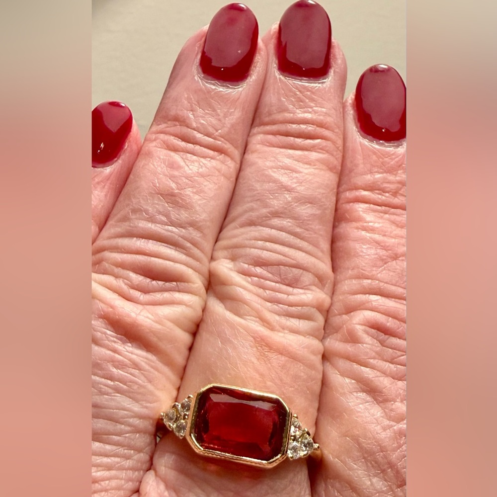 Ring - sz 8 gold tone w/large red rhinestone & tiny clear rhinestones. New! BOGO - Picture 6 of 12